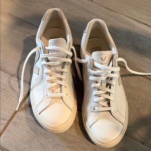 Veja White Leather Low-Top Sneakers, Women’s size 10 in excellent condition